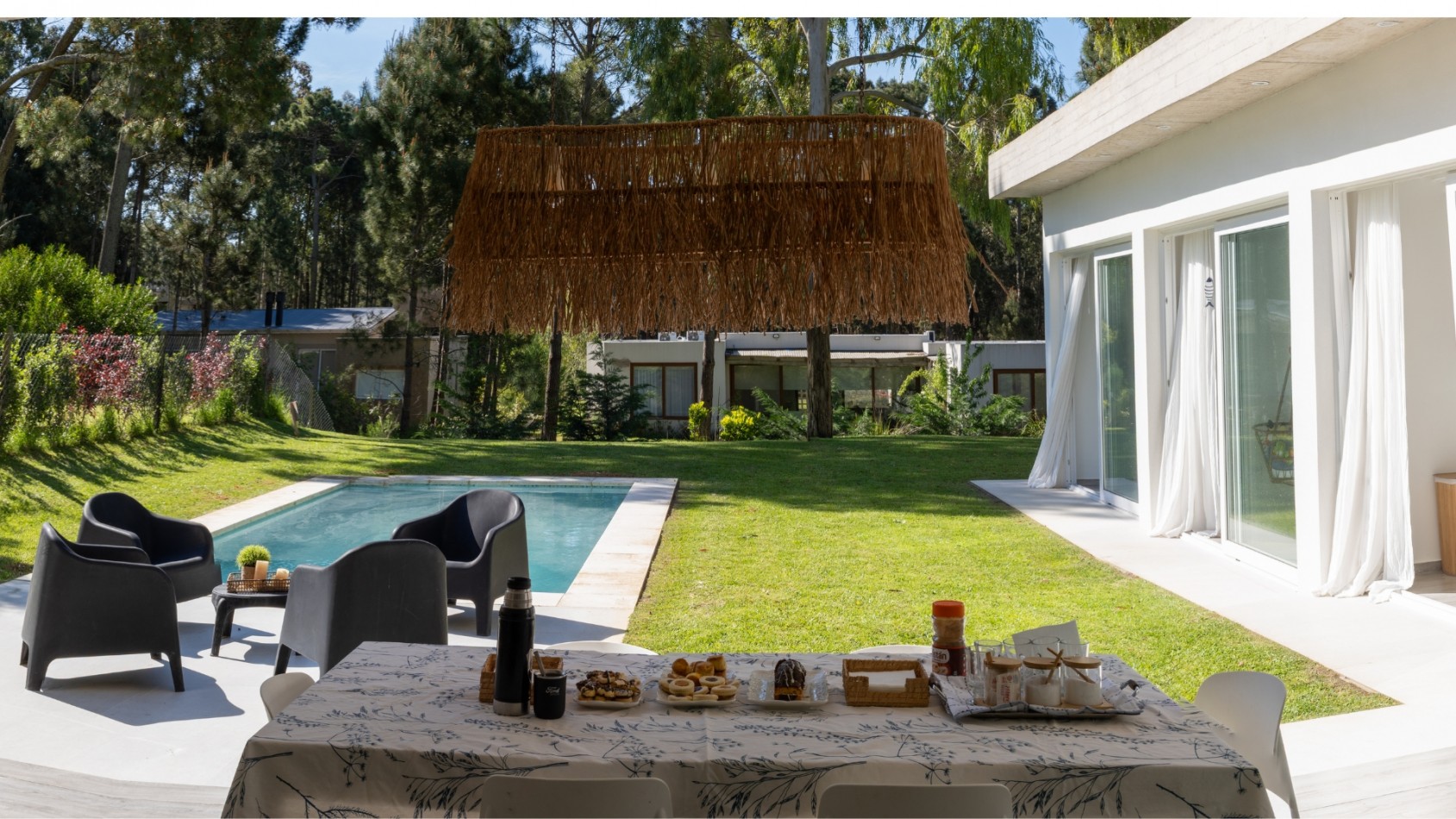 Casa con pileta y jardin en venta. Barrio Alamos, 4 dorm. oportunidad