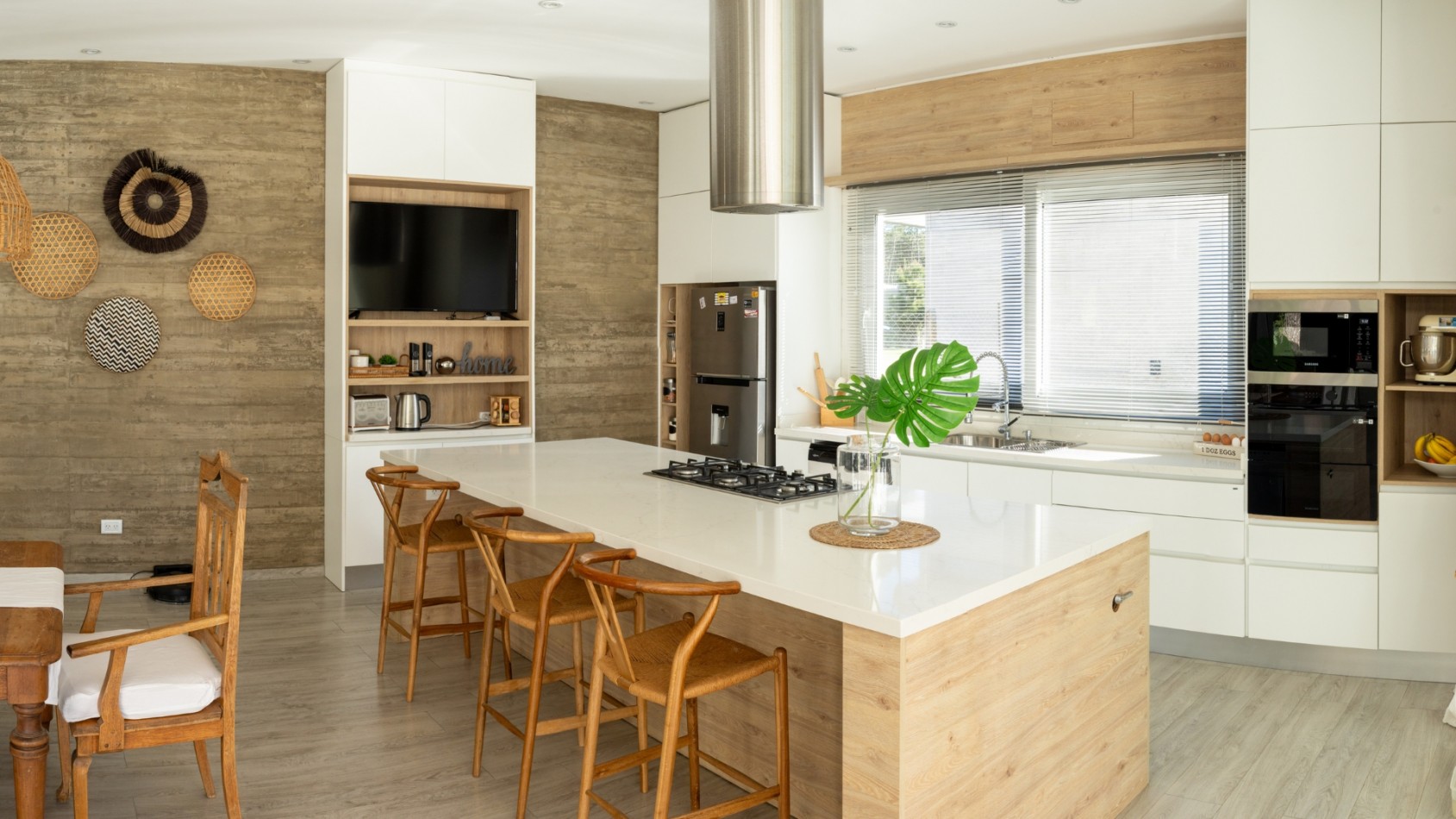 Casa con pileta y jardin en venta. Barrio Alamos, 4 dorm. oportunidad