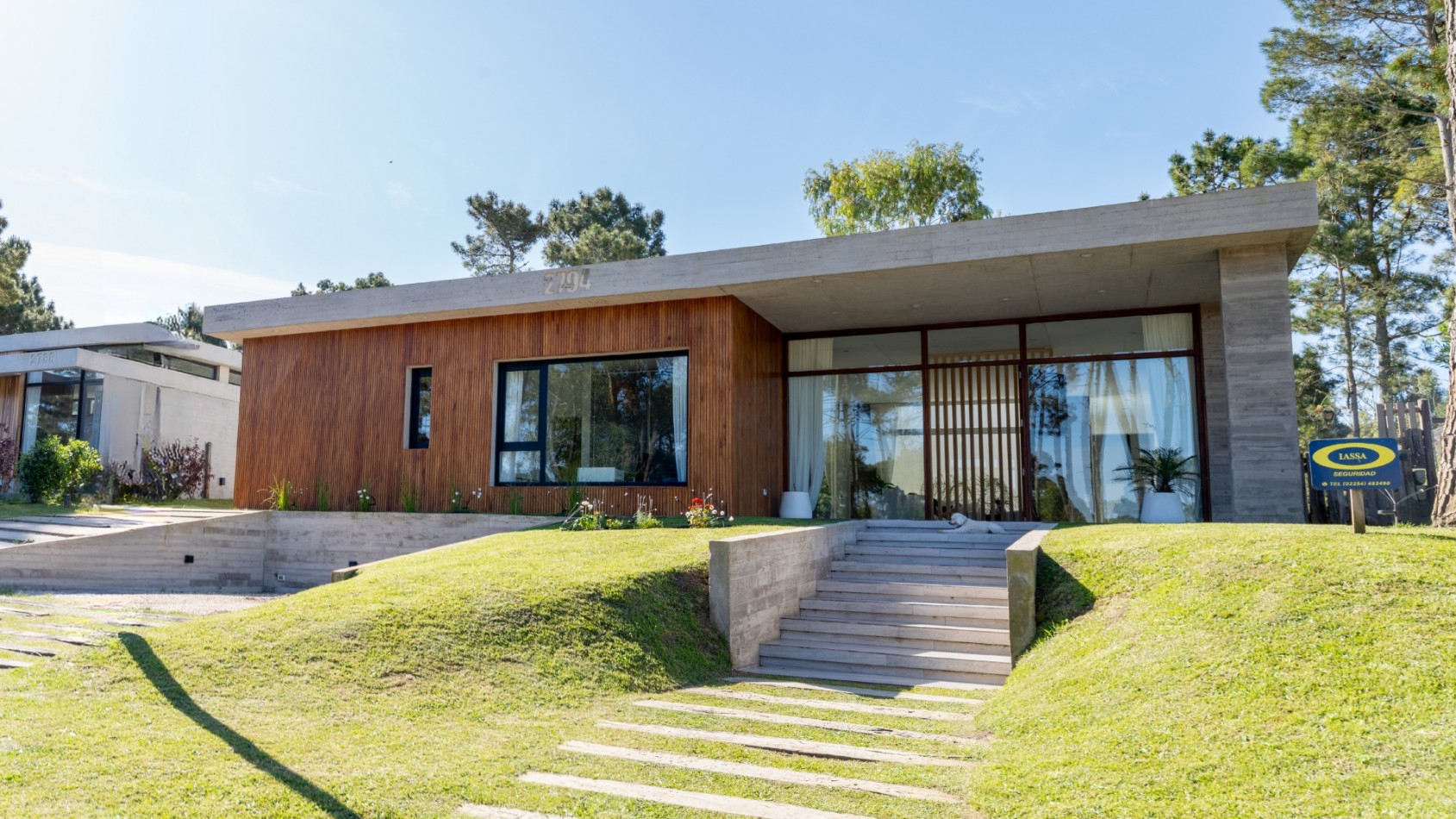 Casa con pileta y jardin en venta. Barrio Alamos, 4 dorm. oportunidad