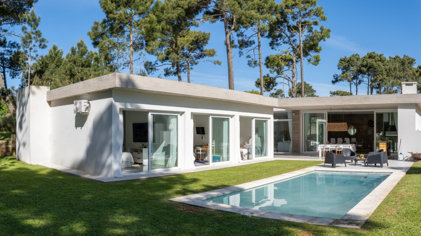 Casa con pileta y jardin en venta. Barrio Alamos, 4 dorm. oportunidad