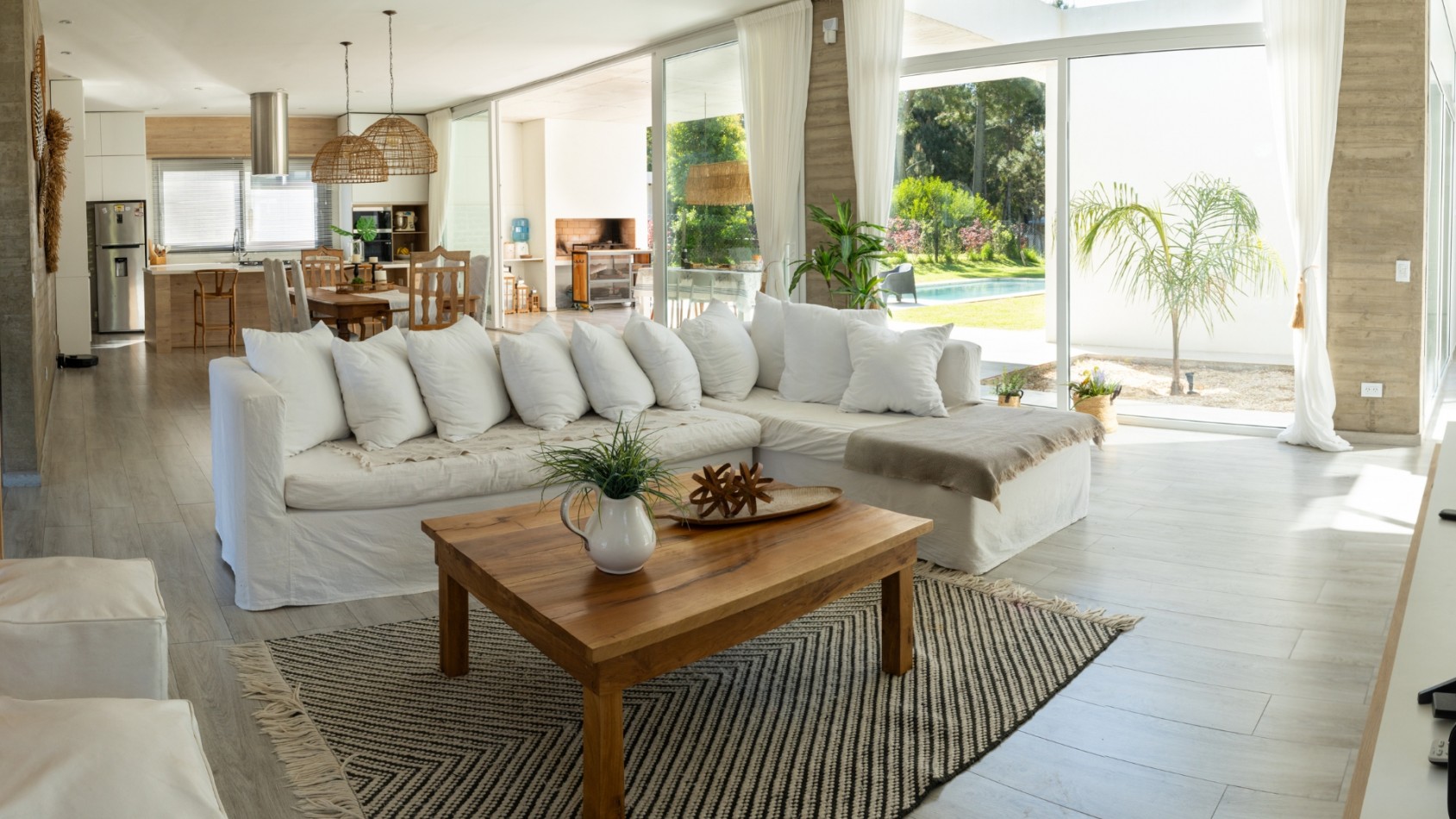 Casa con pileta y jardin en venta. Barrio Alamos, 4 dorm. oportunidad