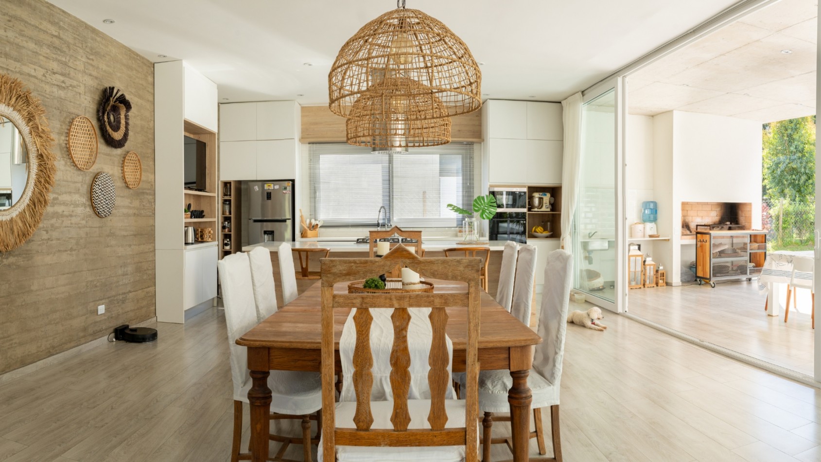 Casa con pileta y jardin en venta. Barrio Alamos, 4 dorm. oportunidad