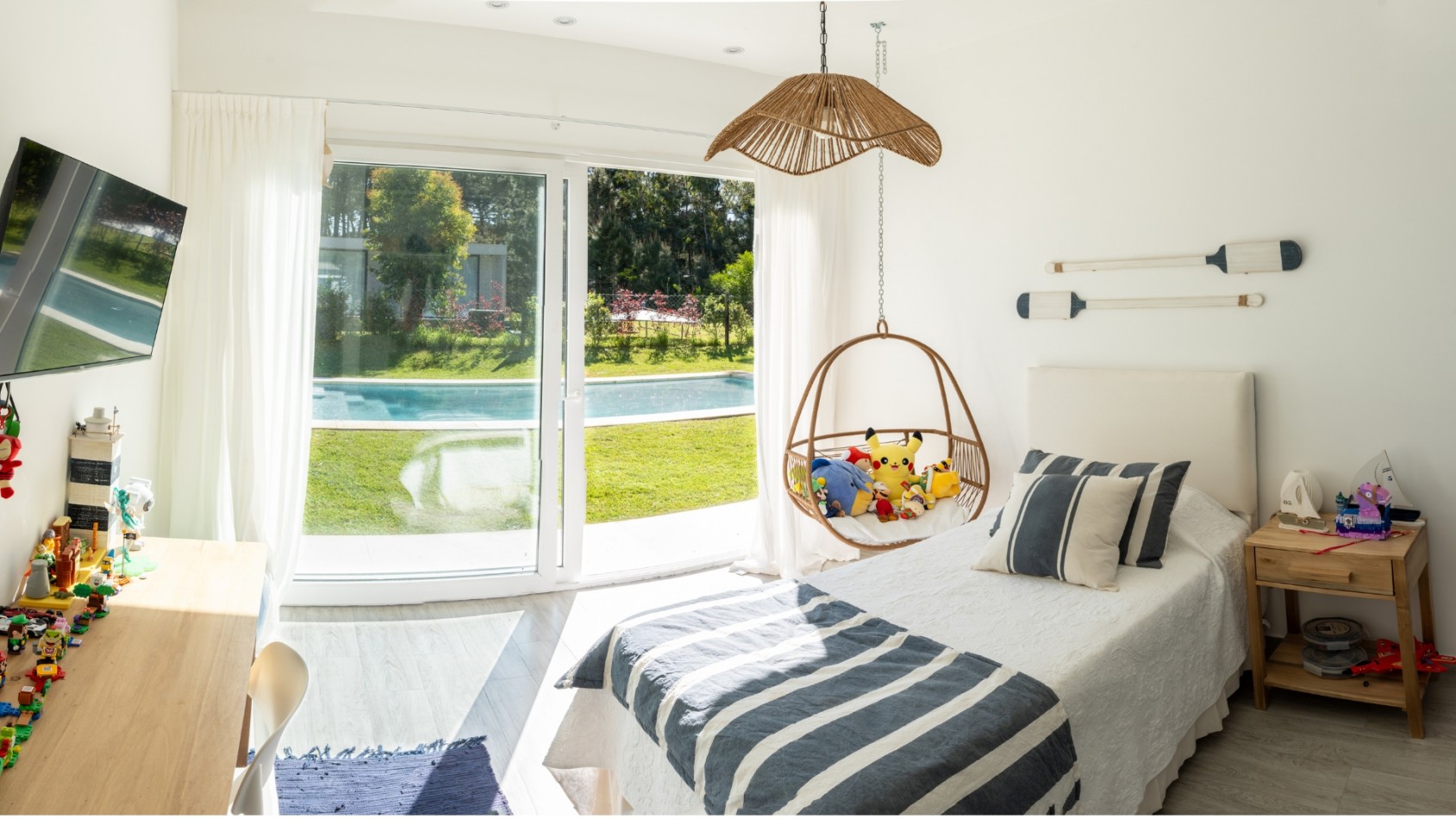 Casa con pileta y jardin en venta. Barrio Alamos, 4 dorm. oportunidad