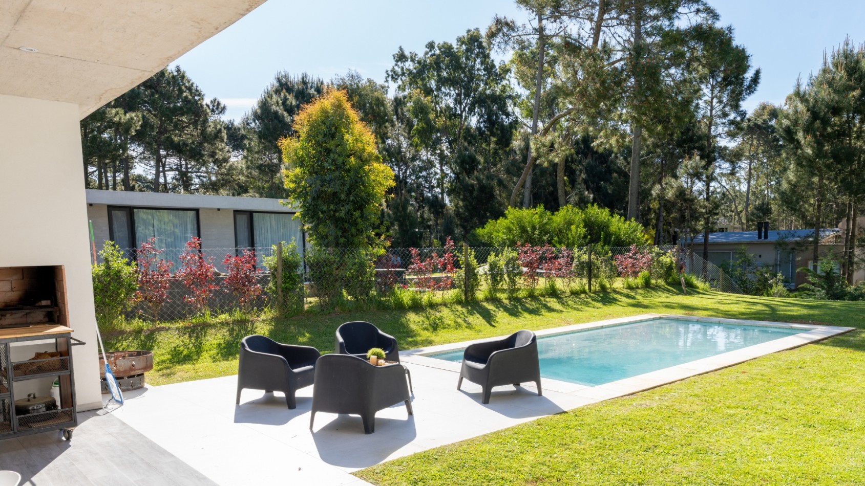 Casa con pileta y jardin en venta. Barrio Alamos, 4 dorm. oportunidad