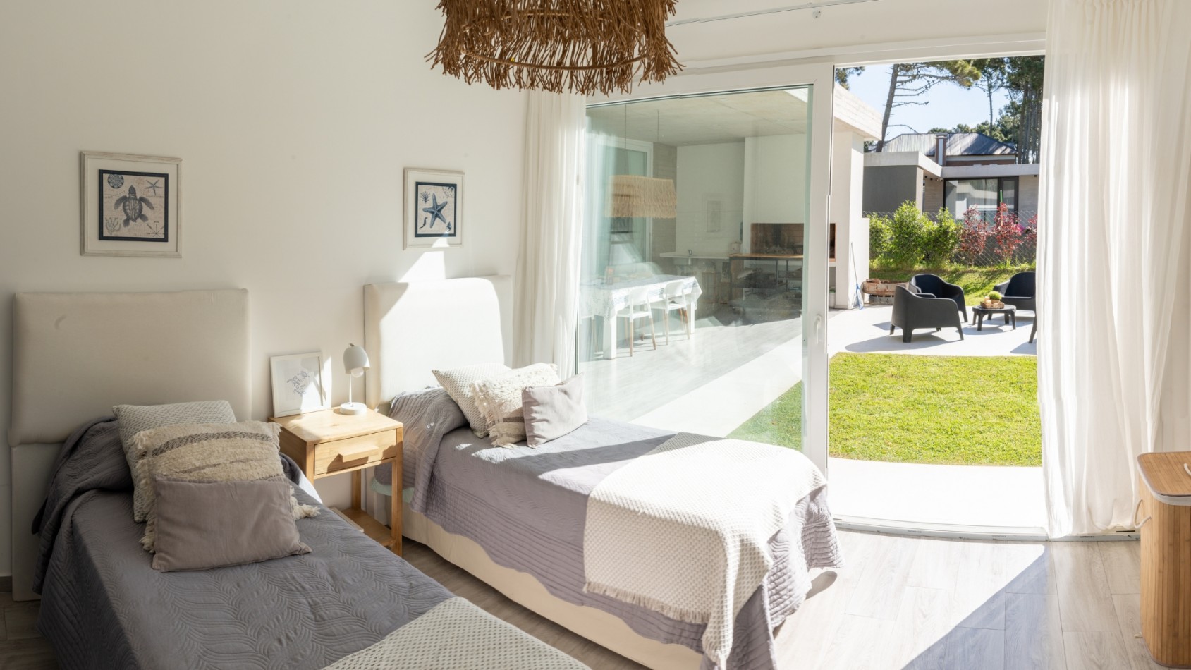 Casa con pileta y jardin en venta. Barrio Alamos, 4 dorm. oportunidad