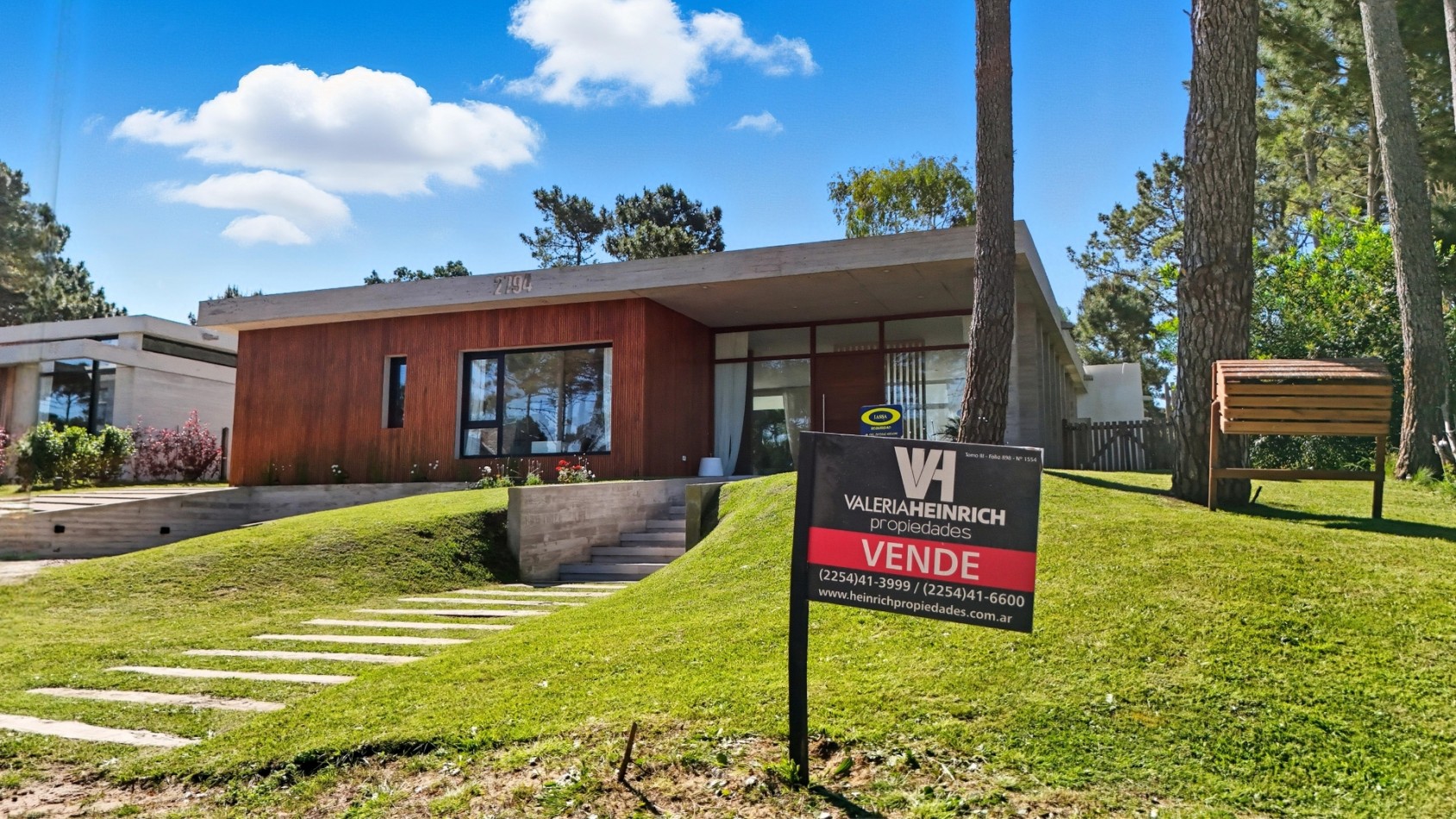 Casa con pileta y jardin en venta. Barrio Alamos, 4 dorm. oportunidad