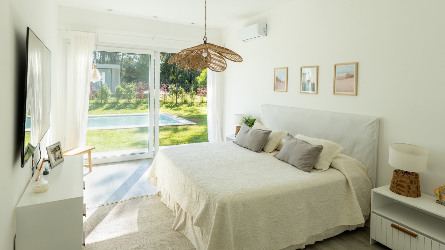 Casa con pileta y jardin en venta. Barrio Alamos, 4 dorm. oportunidad