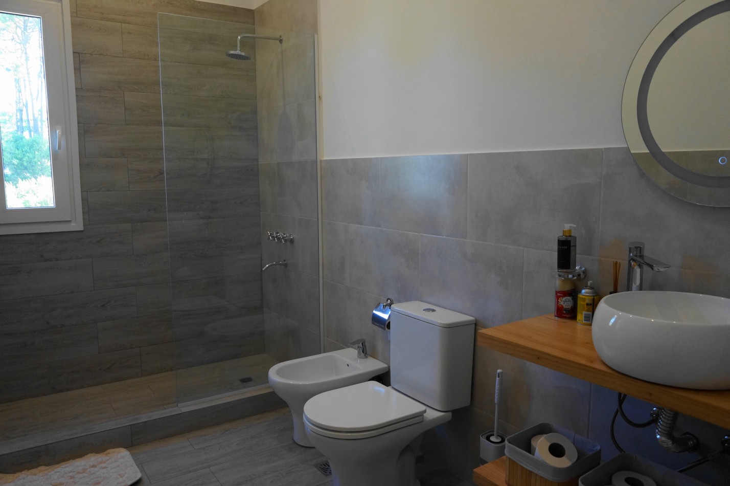 Casa con pileta y jardin en venta. Barrio Alamos, 4 dorm. oportunidad