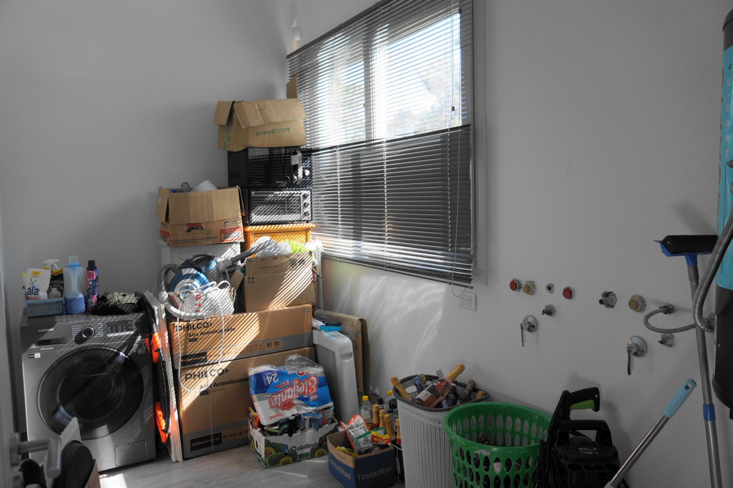 Casa con pileta y jardin en venta. Barrio Alamos, 4 dorm. oportunidad