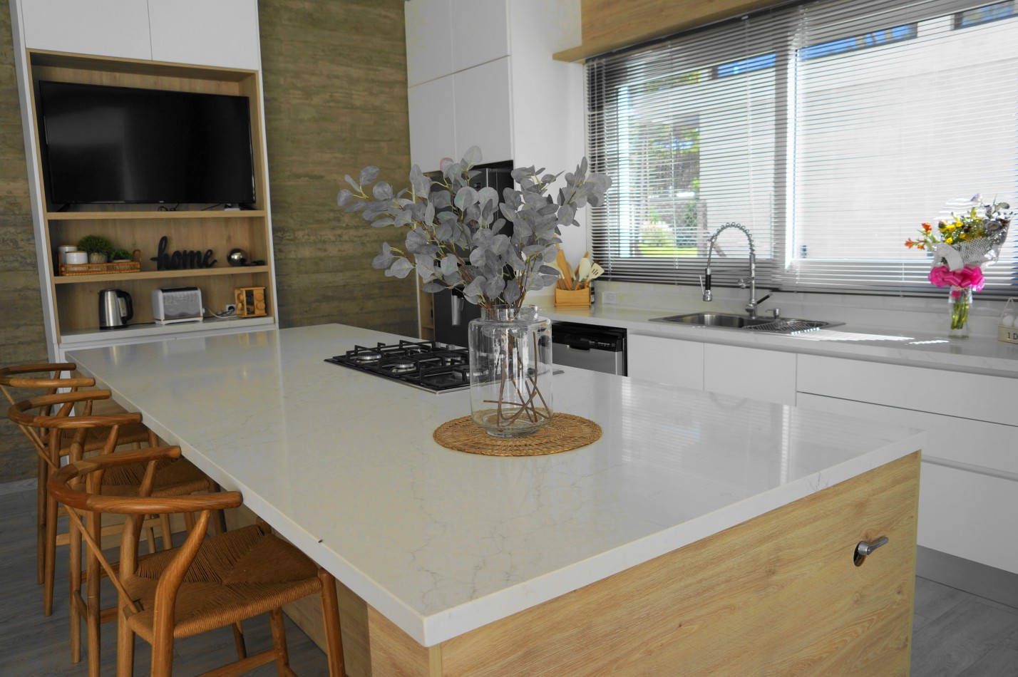 Casa con pileta y jardin en venta. Barrio Alamos, 4 dorm. oportunidad