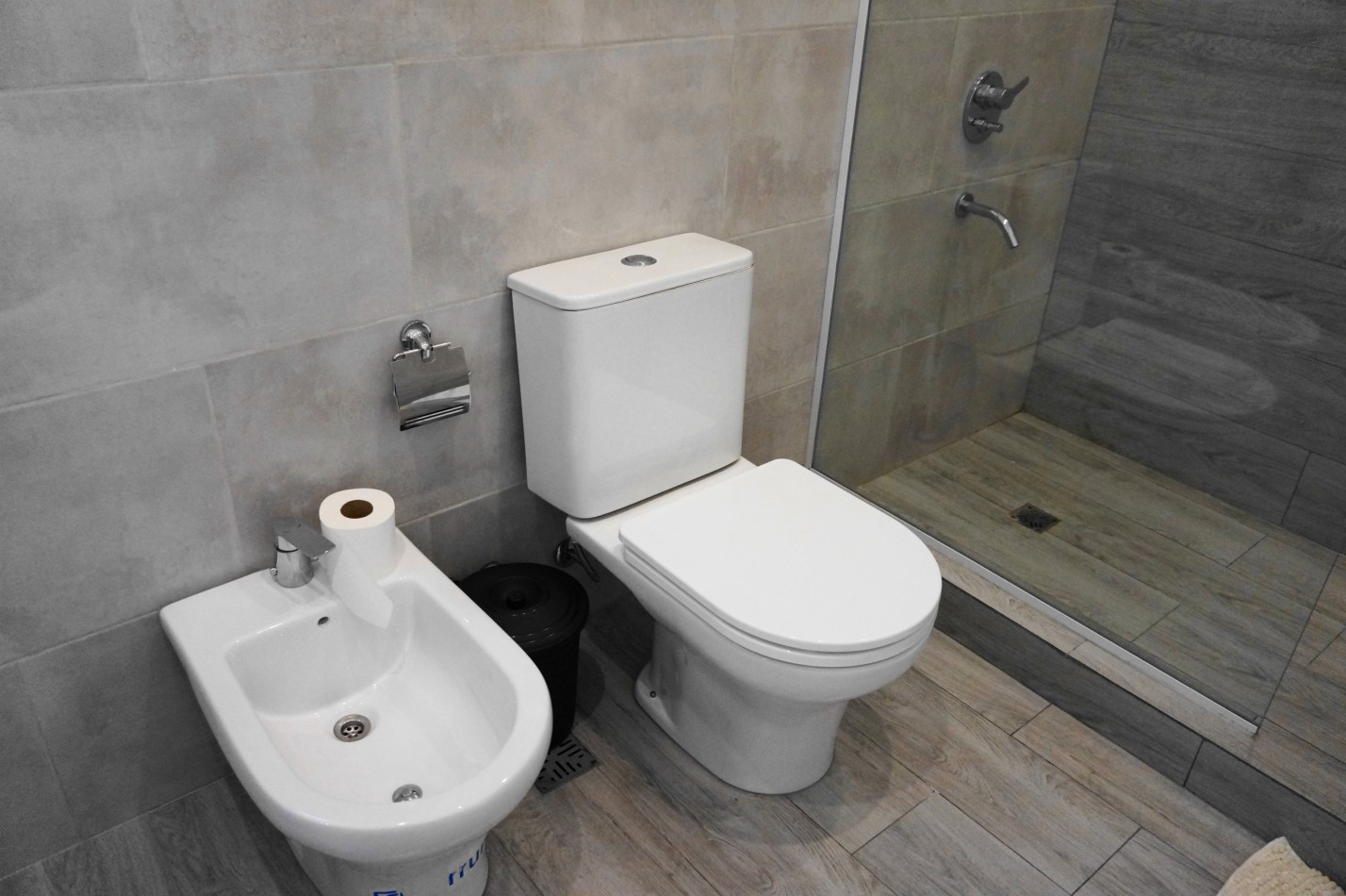 Casa con pileta y jardin en venta. Barrio Alamos, 4 dorm. oportunidad