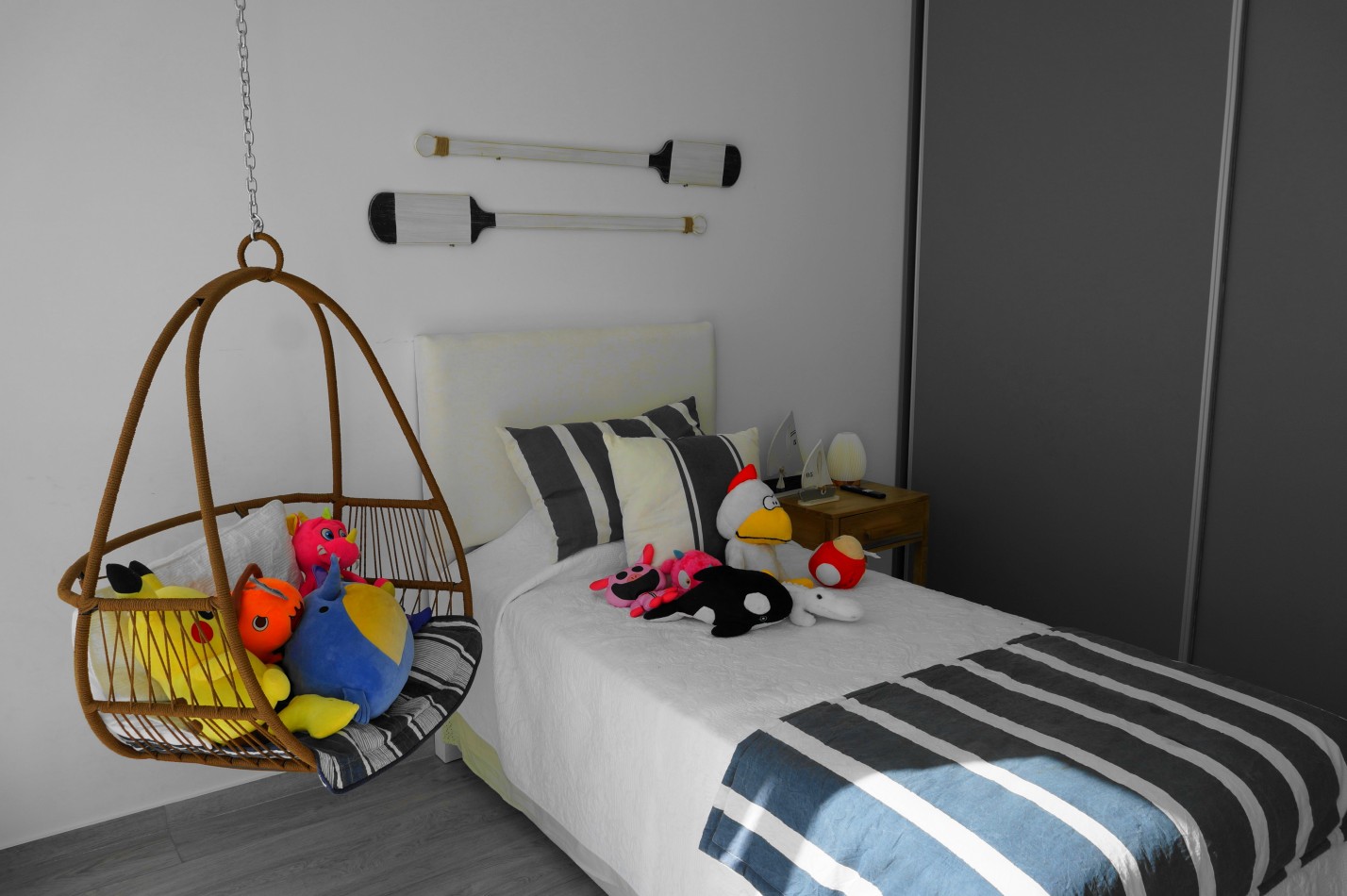 Casa con pileta y jardin en venta. Barrio Alamos, 4 dorm. oportunidad