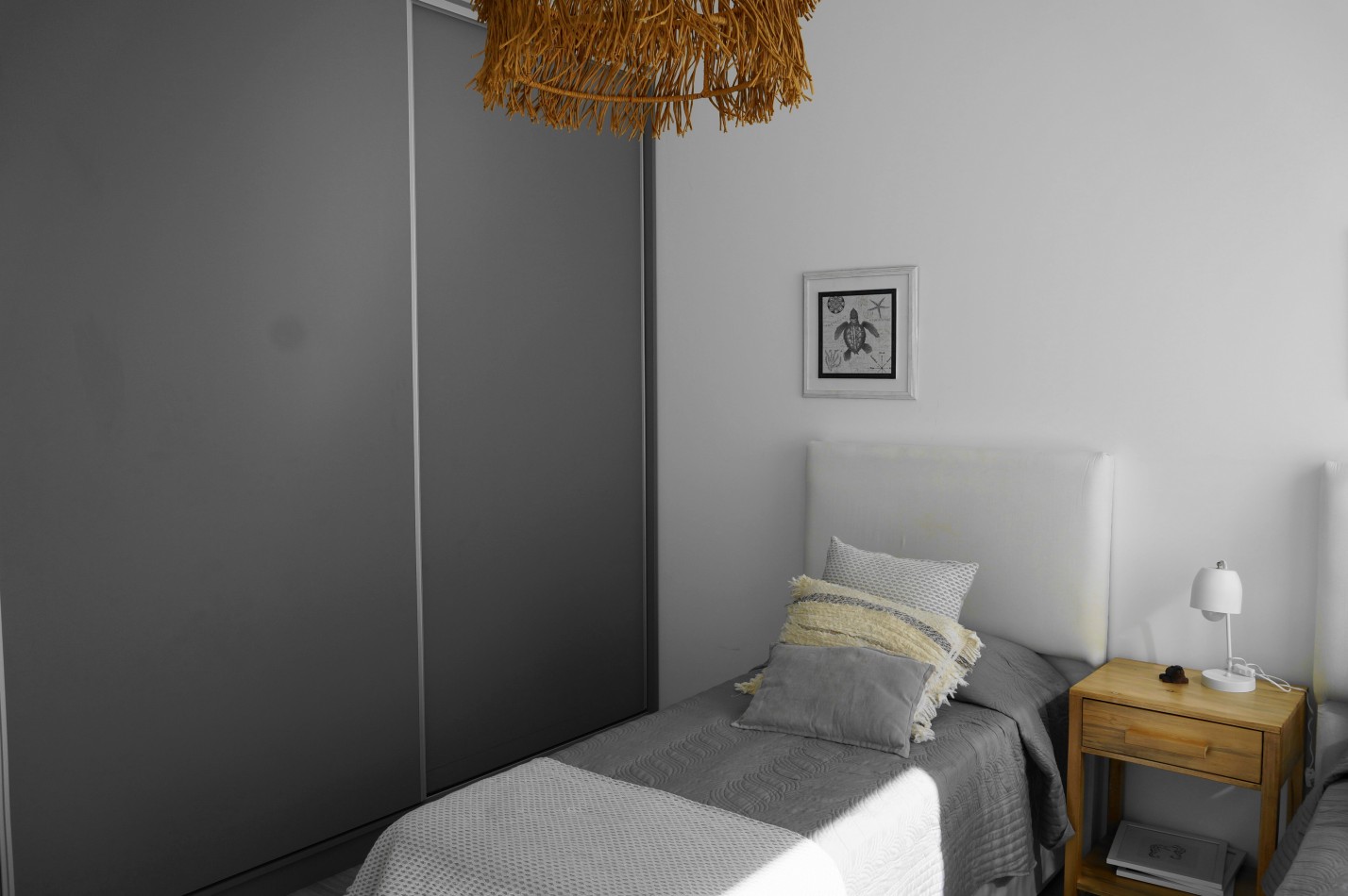 Casa con pileta y jardin en venta. Barrio Alamos, 4 dorm. oportunidad