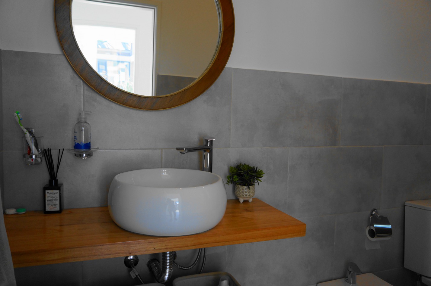 Casa con pileta y jardin en venta. Barrio Alamos, 4 dorm. oportunidad