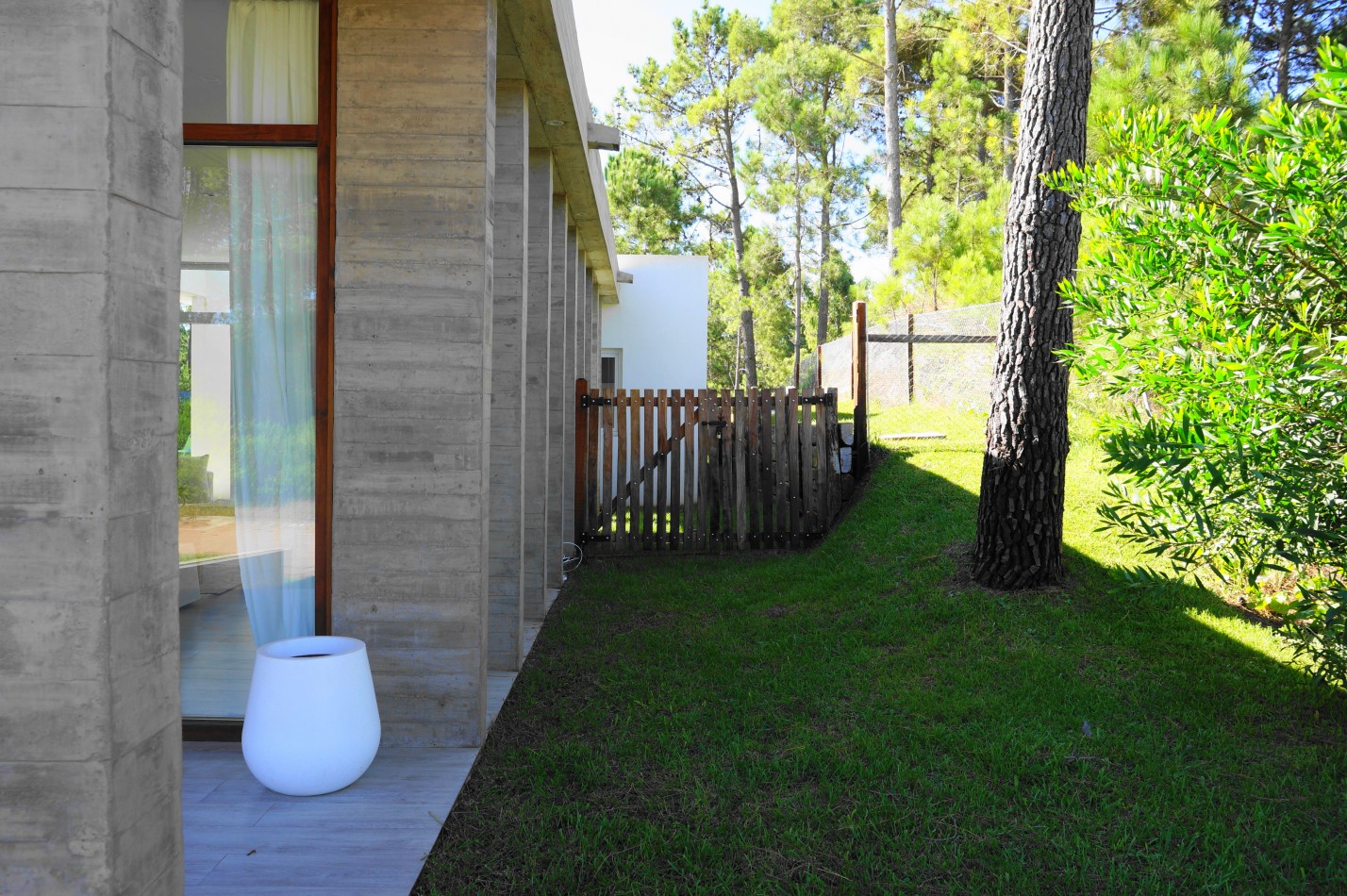 Casa con pileta y jardin en venta. Barrio Alamos, 4 dorm. oportunidad