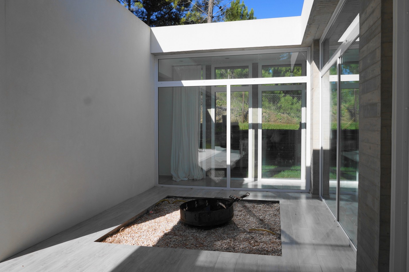 Casa con pileta y jardin en venta. Barrio Alamos, 4 dorm. oportunidad