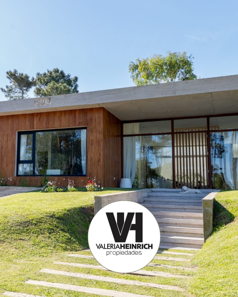 Casa con pileta y jardin en venta. Barrio Alamos, 4 dorm. oportunidad