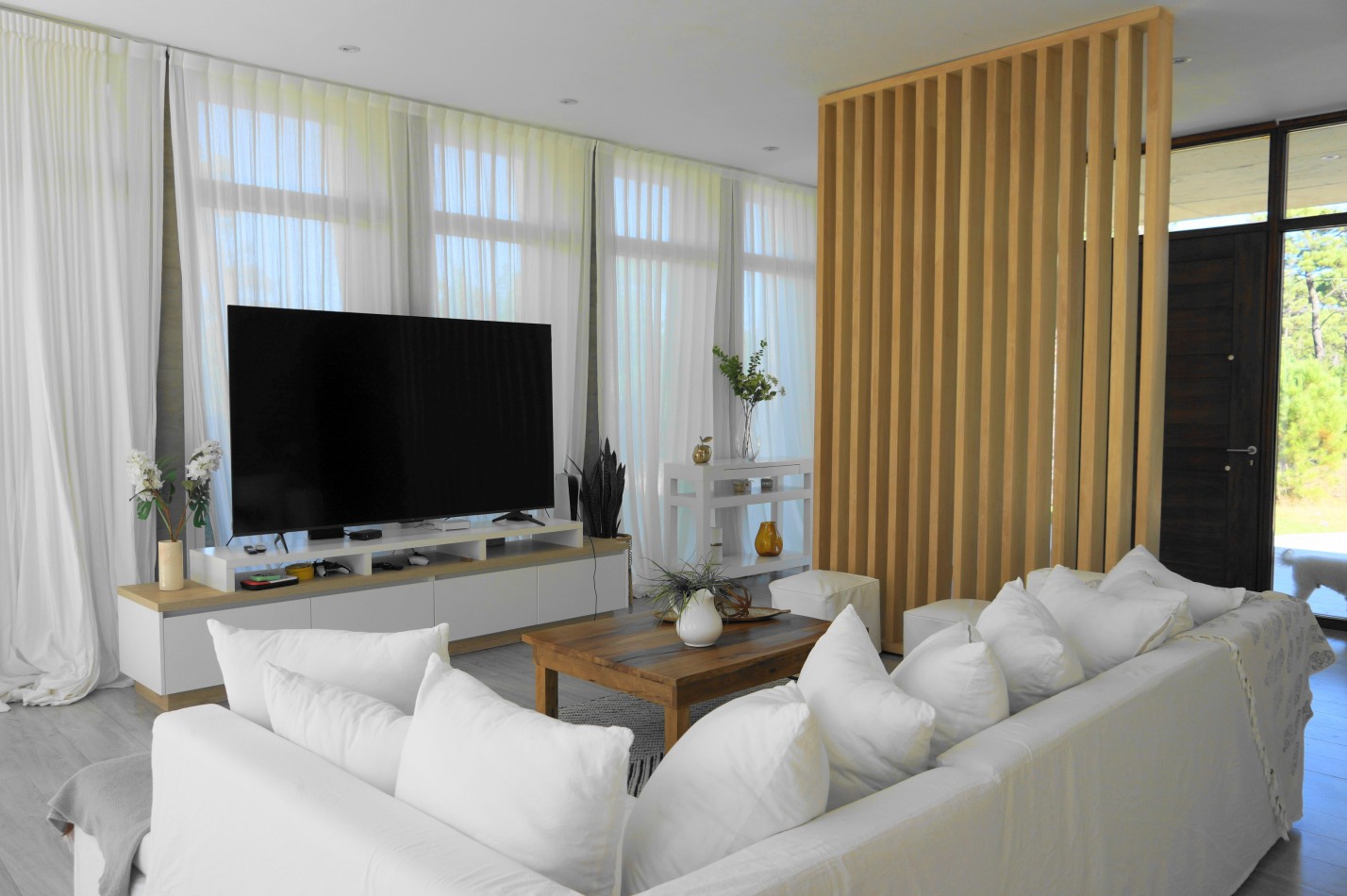 Casa con pileta y jardin en venta. Barrio Alamos, 4 dorm. oportunidad