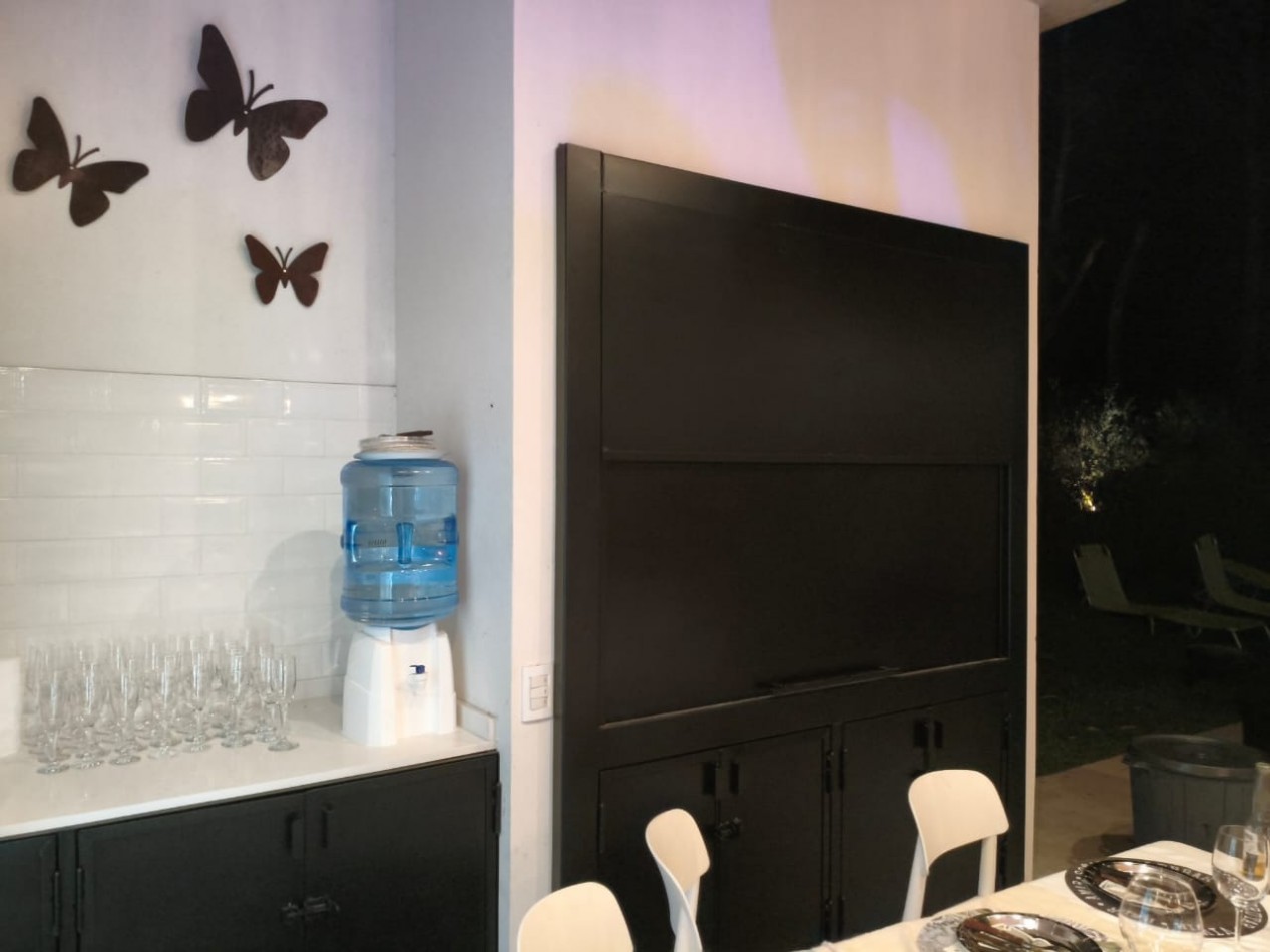 Casa con pileta y jardin en venta. Barrio Alamos, 4 dorm. oportunidad