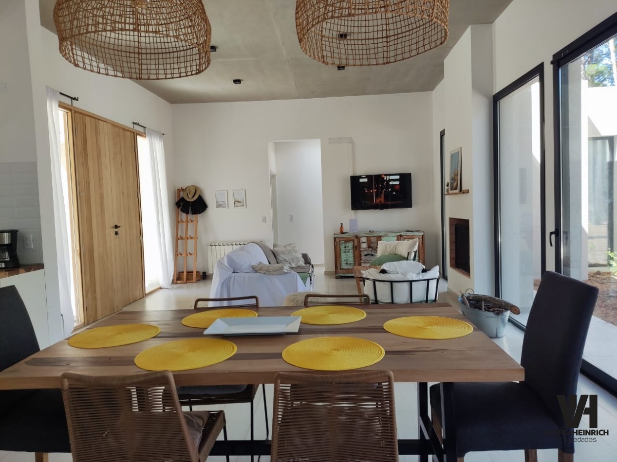 Alquiler y Venta Casa Villarobles con piscina 6 pax. 