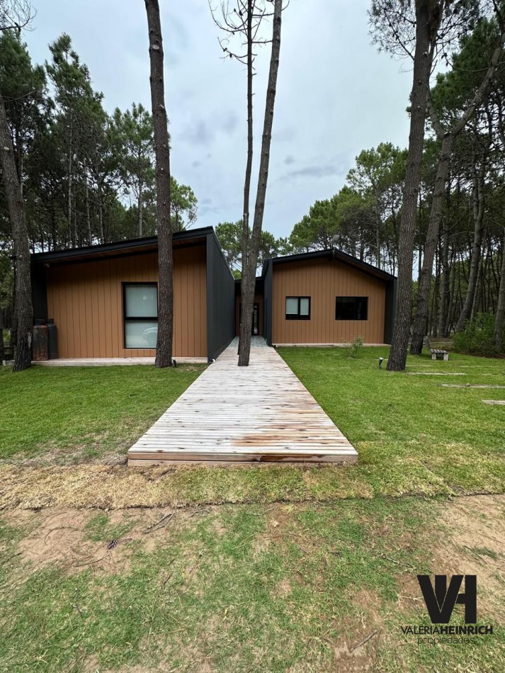 Casa Villarobles. Cerca Pinamar y Costa Esmeralda. Con salida al mar. 20 pax. ALQUILER. 6 DORM