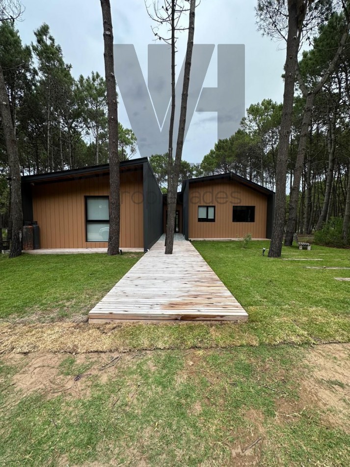 Casa Villarobles. Cerca Pinamar y Costa Esmeralda. Con salida al mar. 20 pax. ALQUILER. 6 DORM