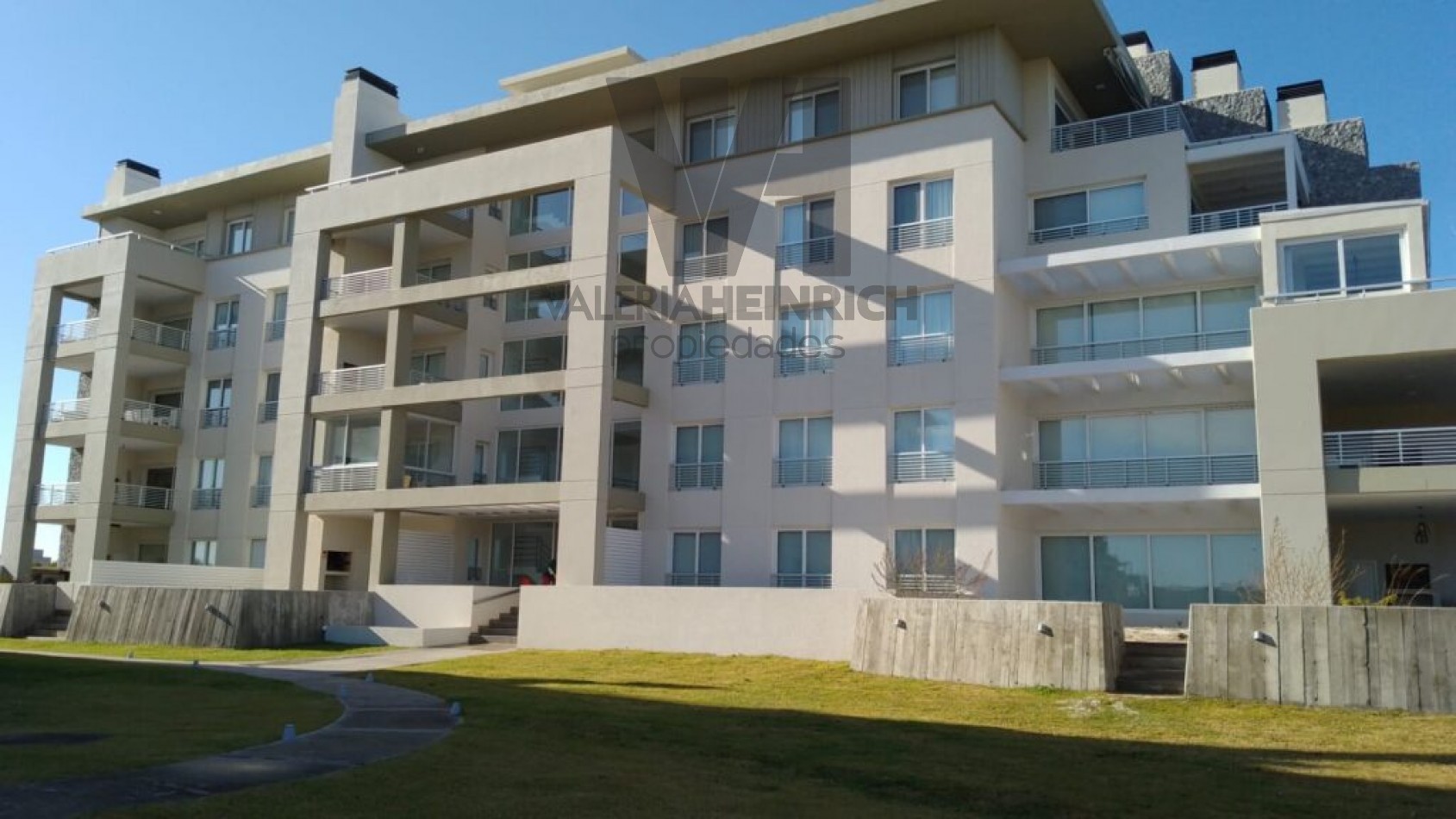 Alquiler departamento Costa Esmeralda PB parrilla galeria cerrada 