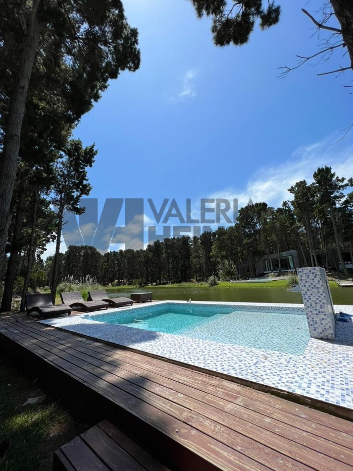 Venta casa Villarobles sobre laguna Albatros 