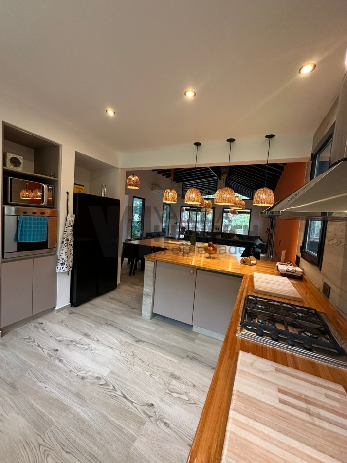 Venta casa en Villarobles. Cerca Pinamar y Costa Esmeralda. Con salida al mar. 6 dorm.