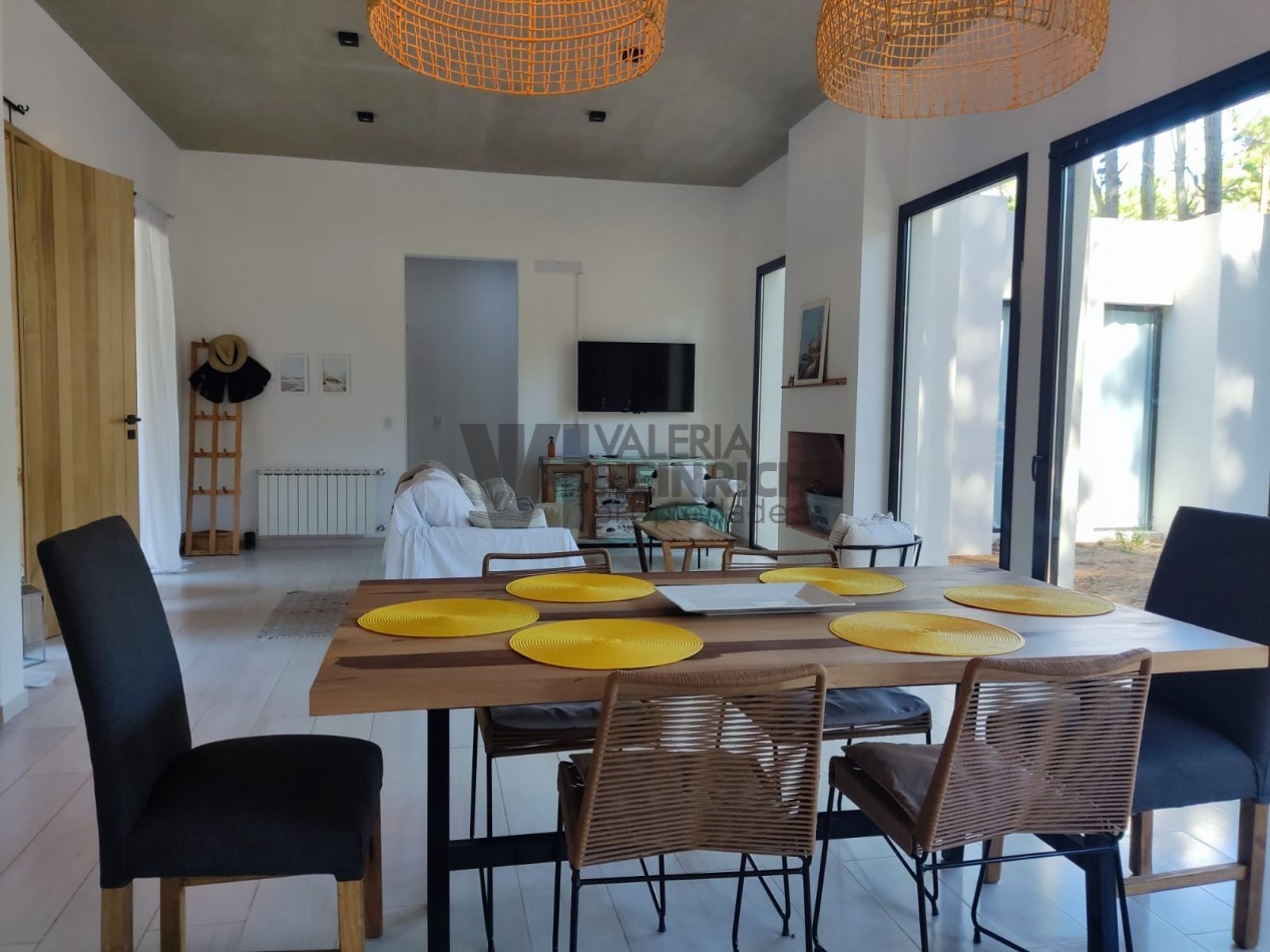 Alquiler y Venta Casa Villarobles con piscina 6 pax