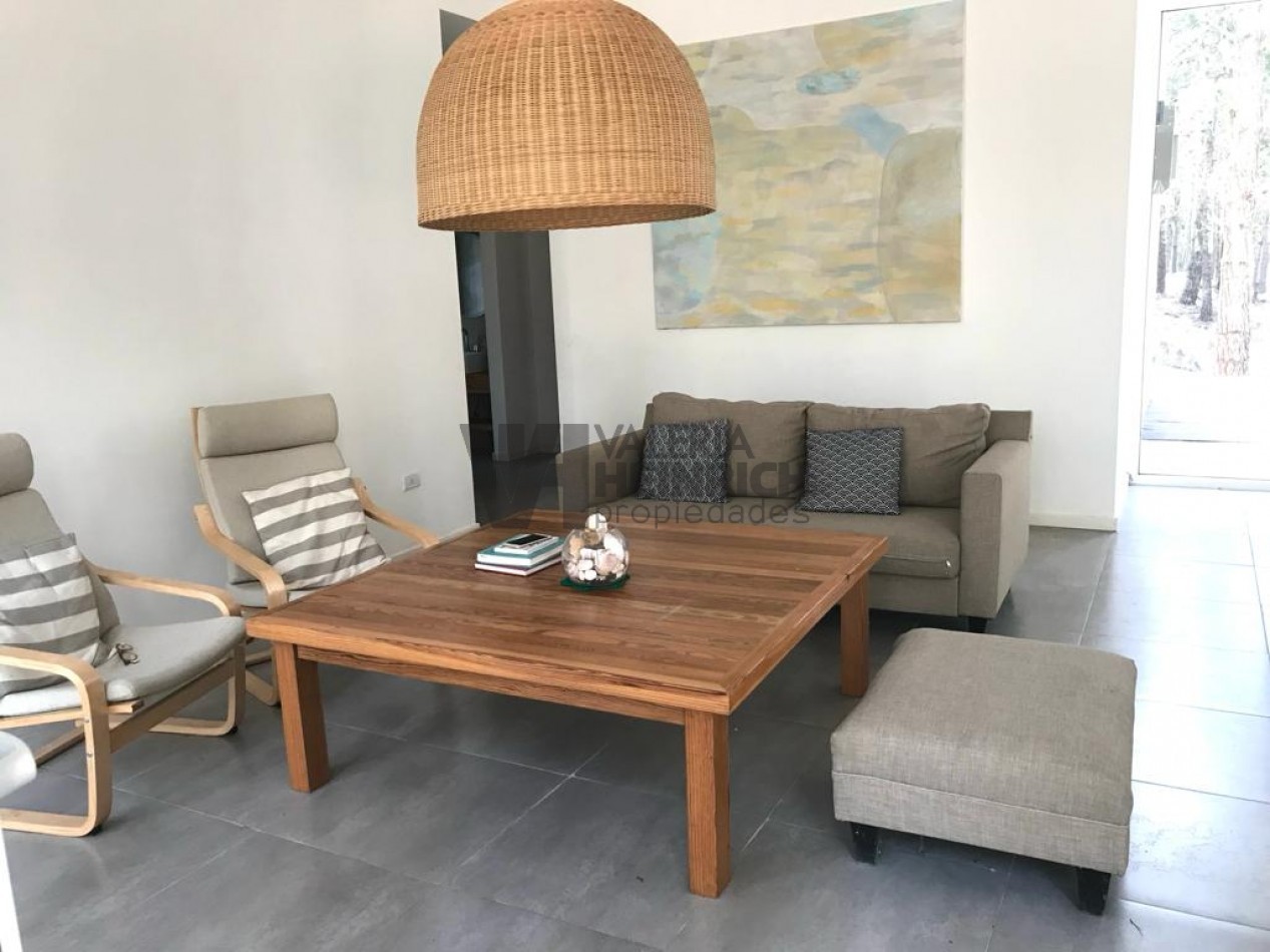 Venta casa Villarobles Pinamar  4 dorm.