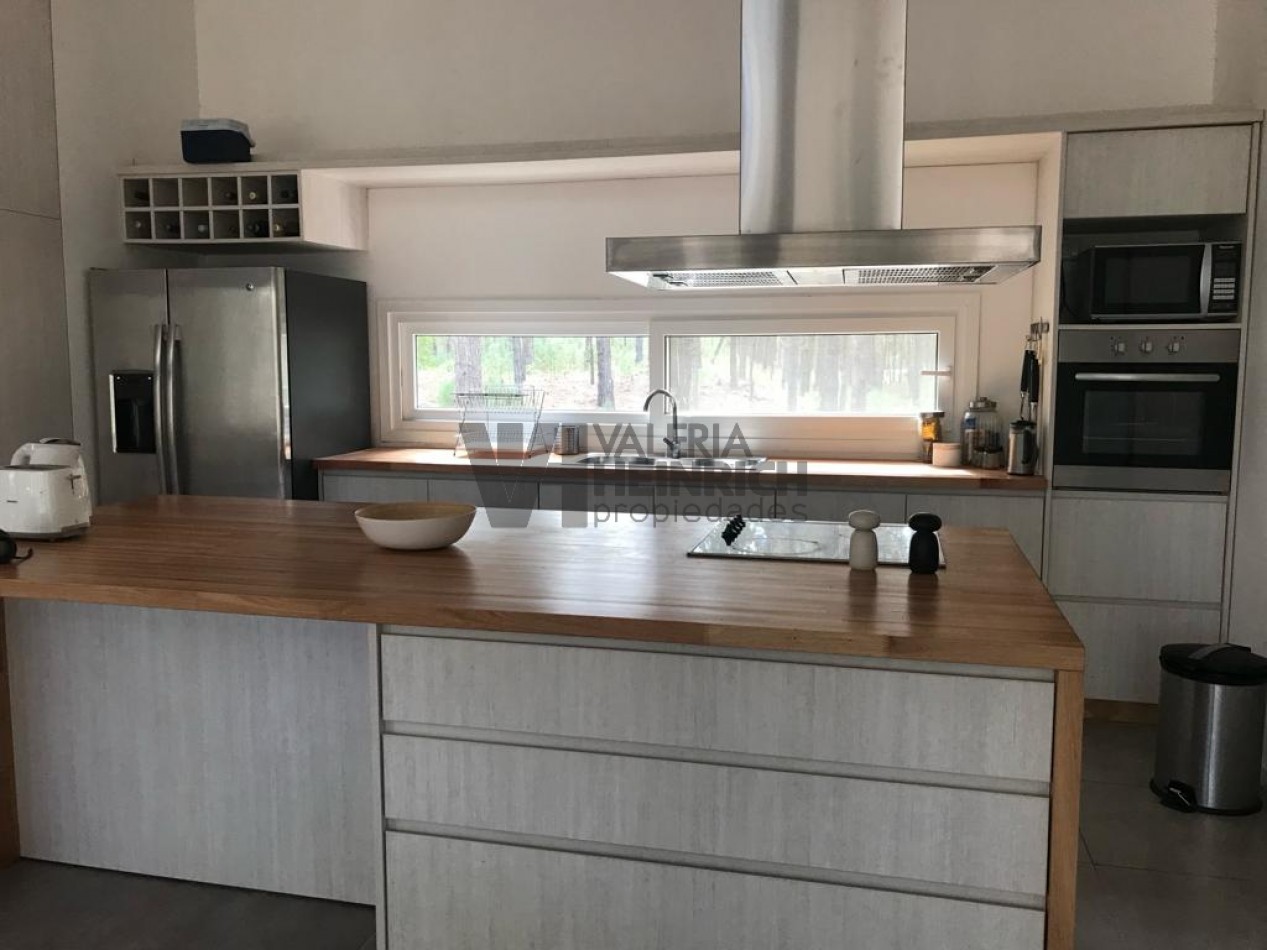 Venta casa Villarobles Pinamar  4 dorm.