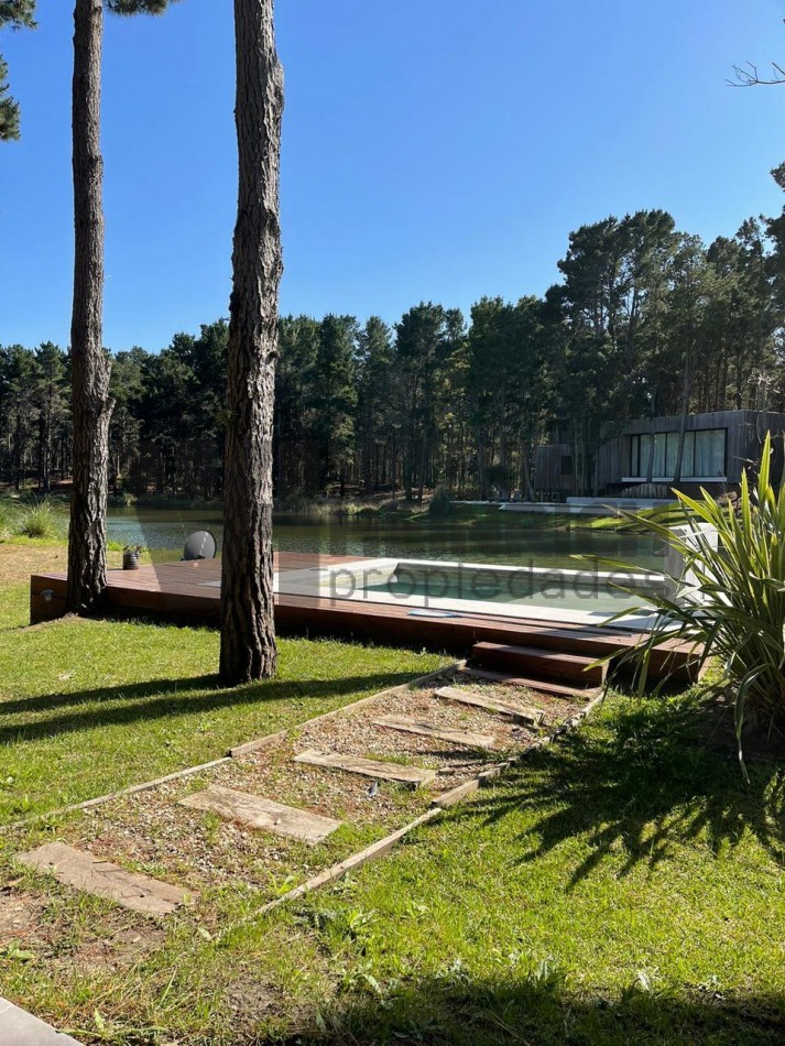 Venta casa Villarobles sobre laguna Albatros 