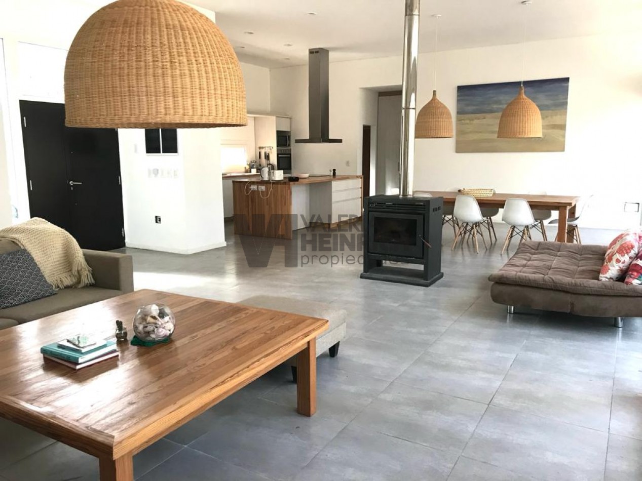 Venta casa Villarobles Pinamar  4 dorm.