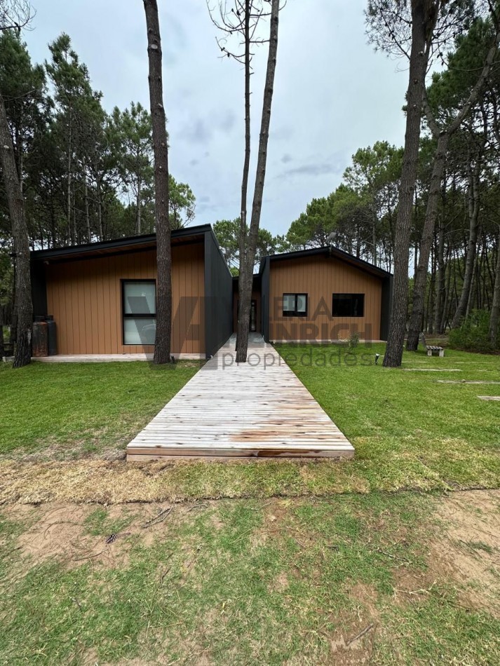 Casa Villarobles. Cerca Pinamar y Costa Esmeralda. Con salida al mar. 20 pax. VENTA y ALQUILER